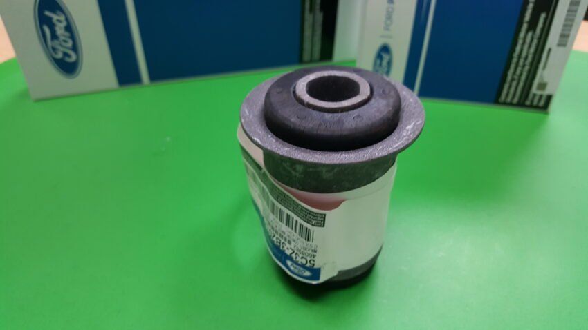 BRAND NEW OEM FRONT SUSPENSION RADIUS ARM BUSHING INSULATOR 2012-2018 F-250-350-450 5C3Z-3B203-CA - Imagen 4